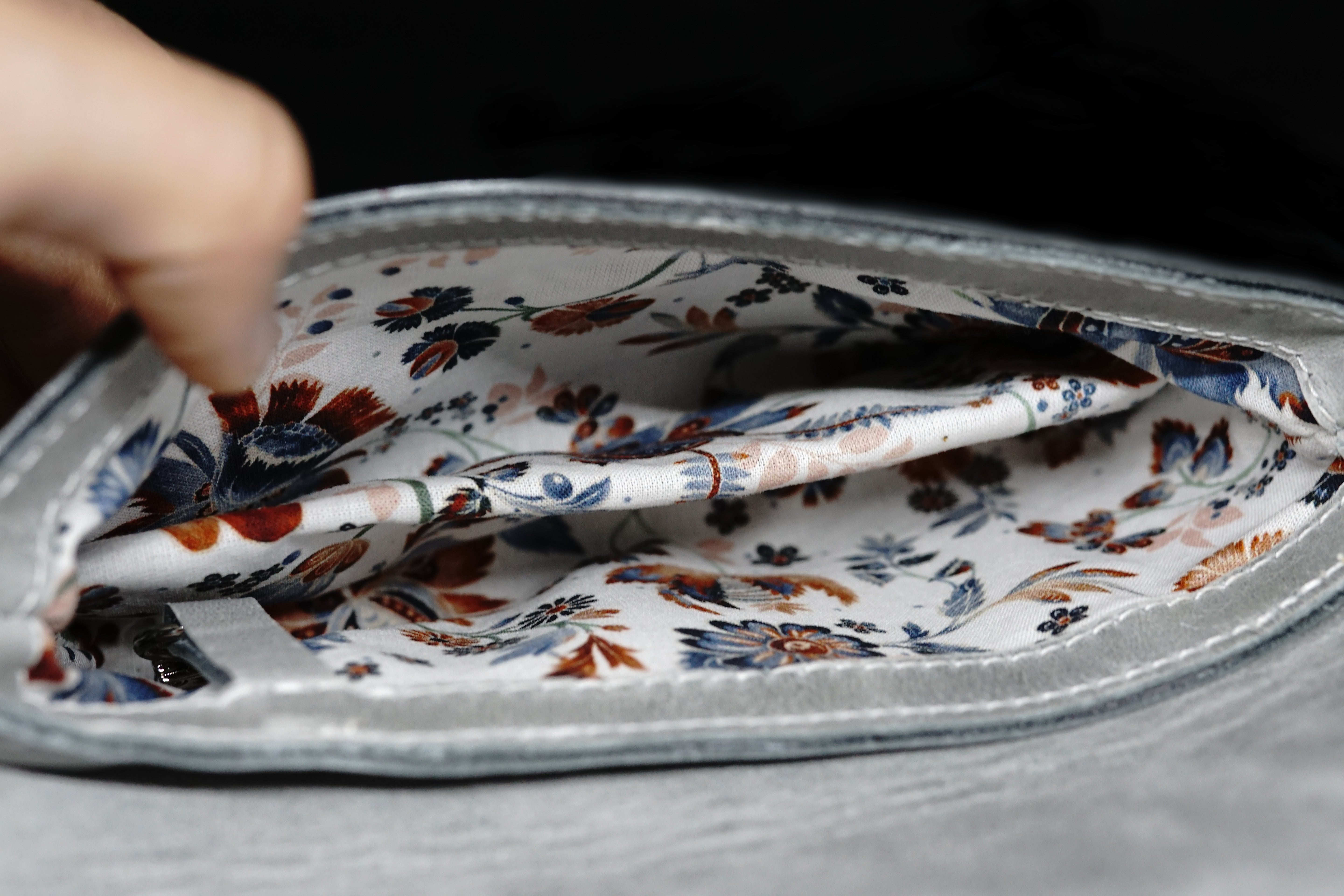 Štýlový šedý set pre dámy Challenger - opasok a kabelka